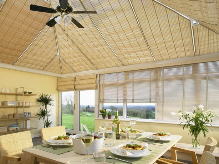 veranda-moderne-qui-donne-sur-un-paysage-pittoresque-salle-à-manger-aménagé-sur-la-veranda-magnifique-modele-de-veranda