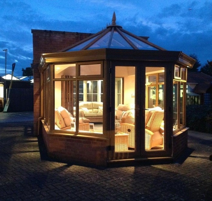 veranda-style-victorien-modele-de-veranda-en-bois-lumières-douces-ambiance-romantique