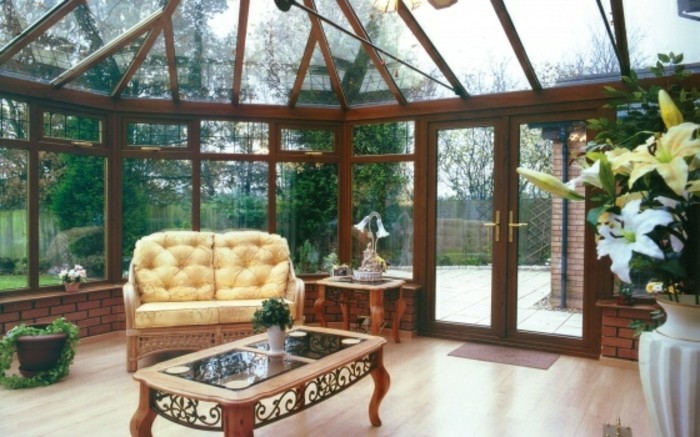 veranda-victorienne-armature-en-bois-vitrage-aménagement-veranda-style-vintage