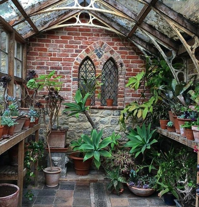 veranda-victorienne-avec-un-look-usé-jardin-d-hiver-destiné-à-abriter-les-plantes-voûte-à-ornements-intéressants-style-vintage-ancien
