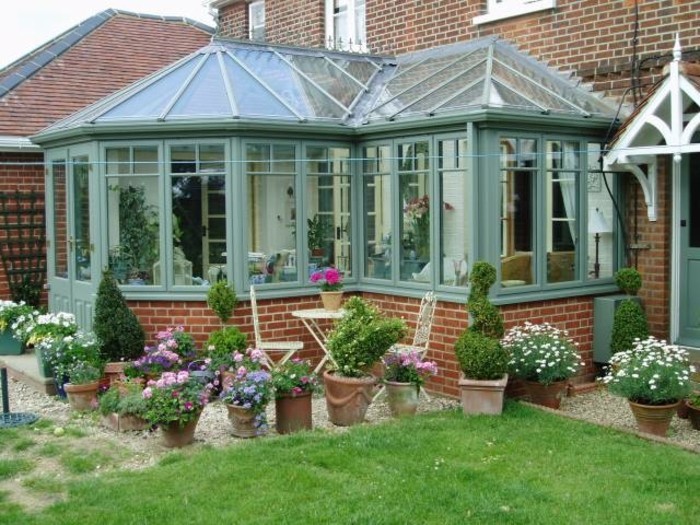 veranda-victorienne-en-bleu-givré-entourée-de-magnifiques-fleurs-veranda-ancienne-style-vintage