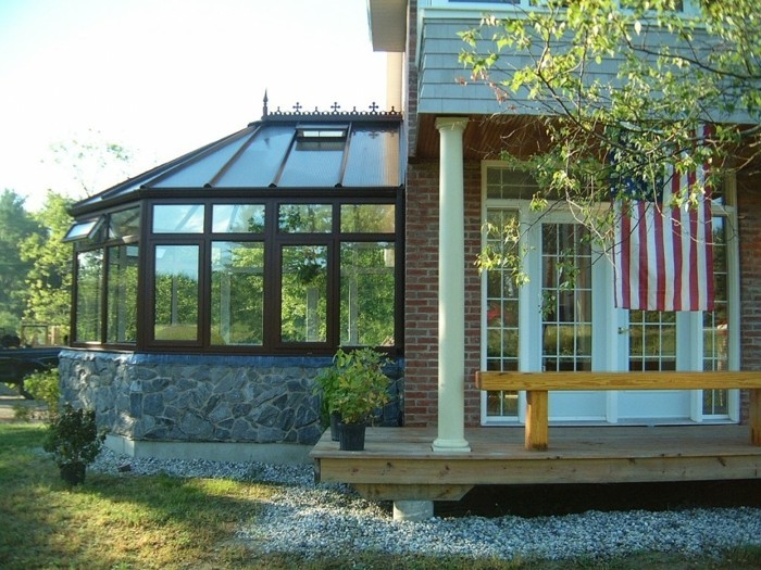 veranda-victorienne-en-bois-marron-une-magnifique-extension-de-cette-maison-américaine