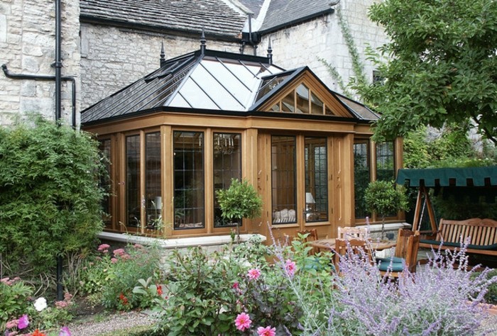 veranda-victorienne-en-bois-éléments-gothiques-qui-rehaussent-le-design-extraordinaire-de-la-maison-adjacente