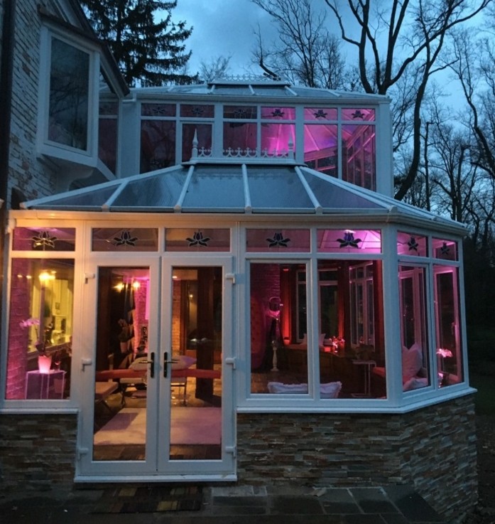 veranda-victorienne-style-élégant-grâcieux-véranda-en-aluminium-et-verre-éclairage-romantique-à-différentes-couleurs