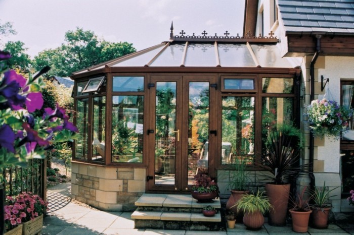 veranda-victorinne-en-bois-et-verre-design-très-élégant-éléments-déco-gothiques