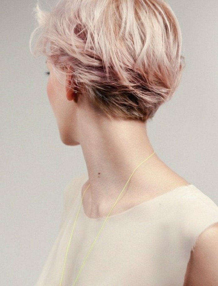 0-coupe-courte-femme-cheveux-rose-blonde-nuances-colores-dans-les-cheveux