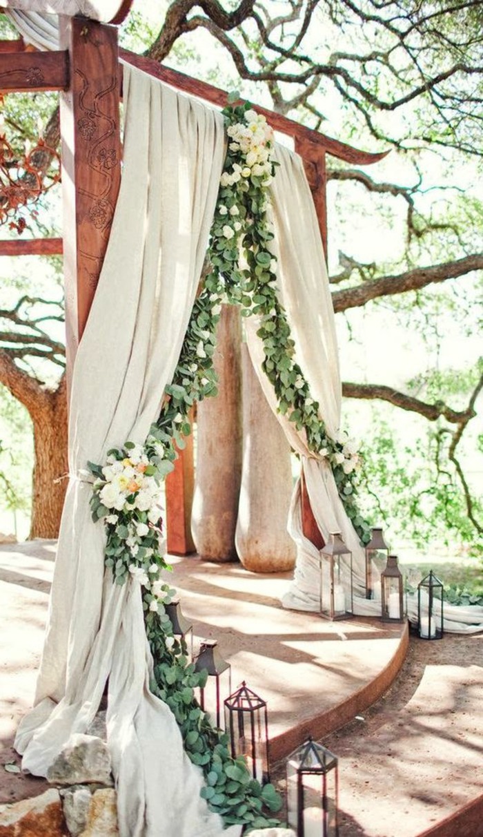 0-decoration-evenementielle-mariage-en-dehors-dans-le-jardin-arch-de-mariage-en-drape-et-fleurs