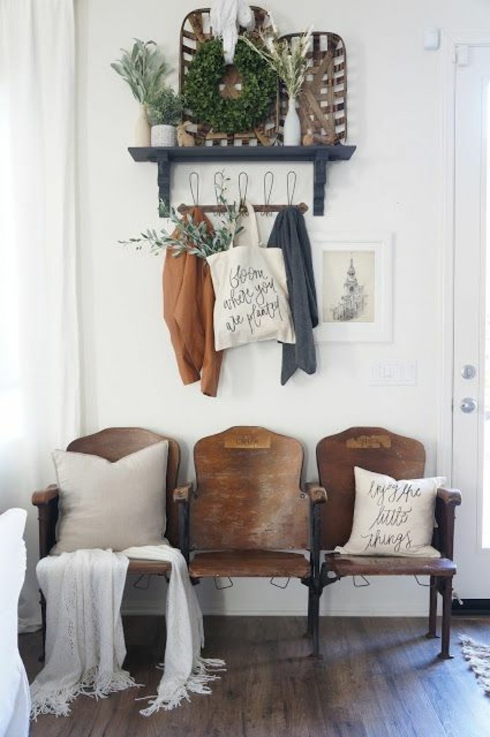 0-meuble-entree-meuble-gain-de-place-sol-en-parquet-marron-fonce-chaises-d-entree-en-bois