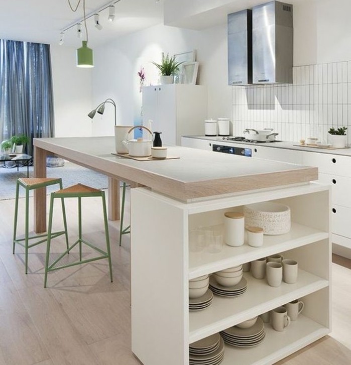 couleur-mur-cuisine-blanche-meubles-cuisine-blancs-plan-de-travail-en-bois-avec-espace-de-rangement-tabouret-design-intéressant-cuisine-lumineuse