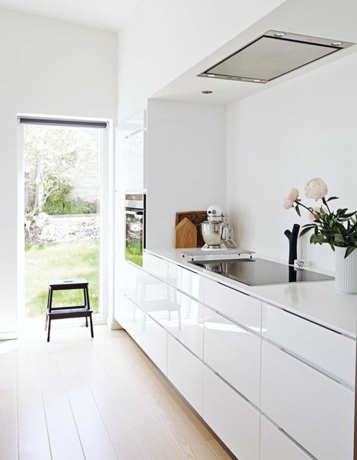 superbe-idée-couleur-mur-cuisine-blanche-meubles-cuisine-blancs-ambiance-propice-à-la-détente-cuisine-lumineuse