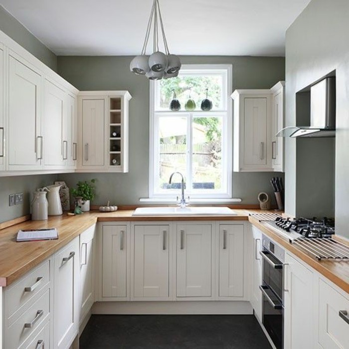design-cuisine-traditionnelle-couleur-mur-cuisine-taupe-plan-de-travail-en-bois-clair-meubles-cuisine-blancs