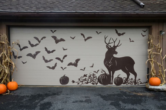 un-joli-sticker-mural-a-appliquer-sur-la-porte-du-garage-figures-macabres-citrouilles-bricolage-halloween-idee-originale