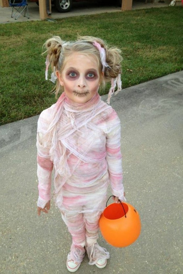 une-petite-momie-zombie-deguisement-halloween-tres-reussi-idee-maquillage-halloween