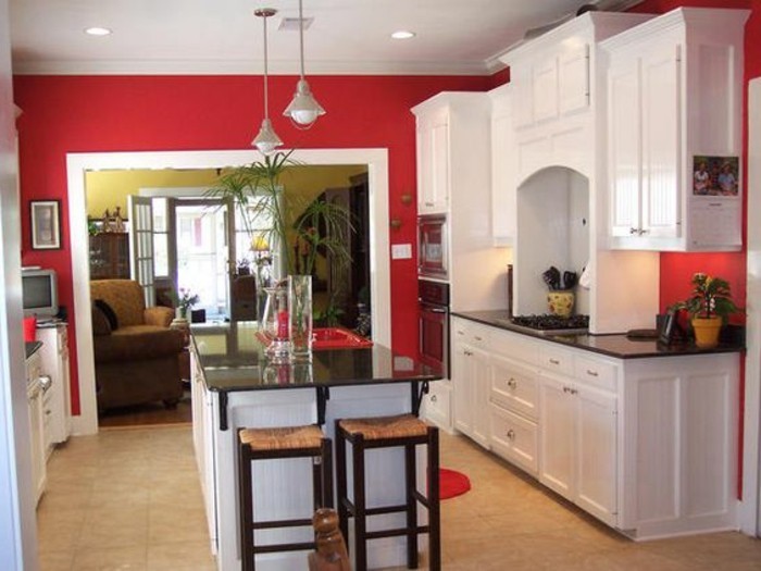 couleur-mur-cuisine-rouge-meubles-cuisine-blancs-magnifique-îlot-cuisine-idée-sympa
