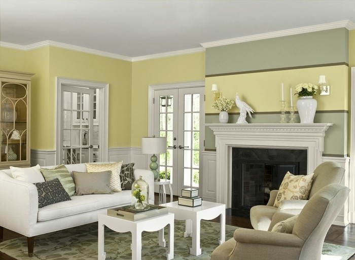 couleur-peinture-salon-jaune-canape-blanc-fauteuils-gris-petites-tables-blanches-cheminee-elegante-style-raffine