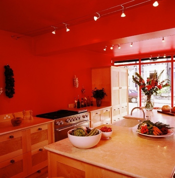 modele-de-cuisine-moderne-couleur-peinture-cuisine-rouge-meubles-cuisine-en-bois-îlot-cuisine-ambiance-romantique