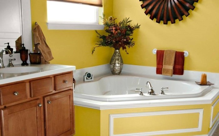 peinture-salle-de-bain-jaune-baignoire-en-jaune-et-blanc-porte-serviette-déco-vase-de-fleurs