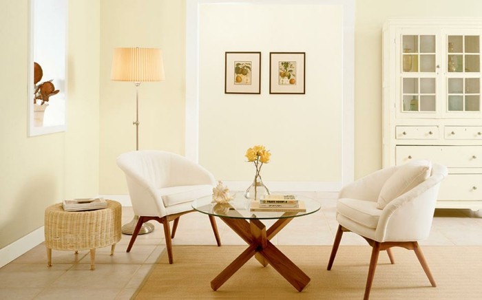 sublime-idee-couleur-peinture-salon-jaune-tres-pale-buffet-blanc-deux-chaises-a-dossier-blanc-table-a-cafe-en-bois-et-verre-ambiance-sereine