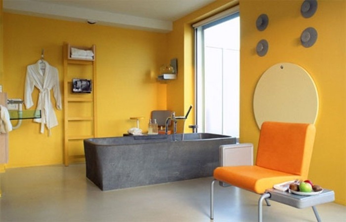 très-joli-modele-salle-de-bain-jaune-avec-une-baignoire-à-encastrer-couleur-anthracite-salle-de-bain-accueillante
