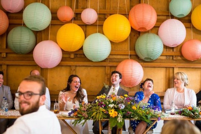 3-decoration-salle-de-mariage-avec-grandes-boules-champetres-en-couleurs-multiples