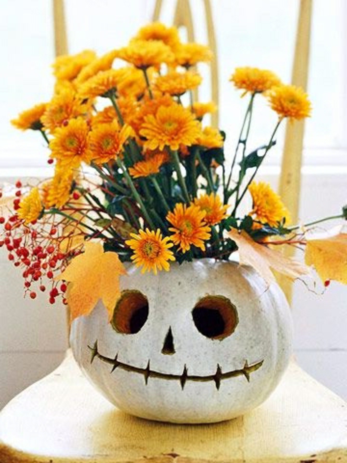 citrouille-halloween-transformee-en-vase-de-fleurs-fleurs-oranges-puisuqe-l-orange-et-la-couleur-de-la-saison
