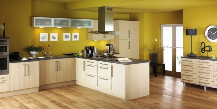 couleur-mur-cuisine-jaune-pastel-meubles-cuisine-en-bois-ambiance-zen