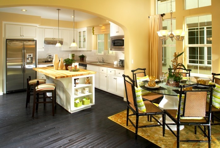 couleur-mur-cuisine-jaune-revêtement-sol-couleur-foncée-contrastante-îlot-design-intéressant-coin-repas-très-sympa