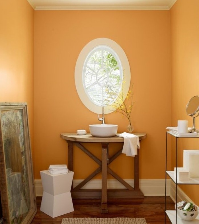 couleur-salle-de-bain-orange-vasque-à-poser-étagères