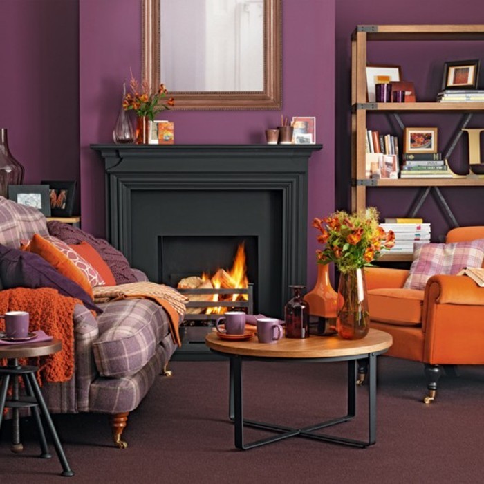 idee-peinture-salon-en-mauve-cheminee-qui-cree-une-ambiance-de-confort-jolie-etagere-fauteuil-orange-canape-en-blanc-et-mauve-ambiance-accueillante
