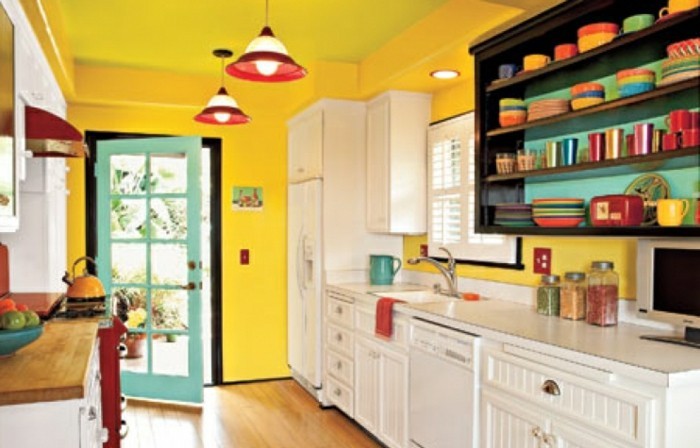 modele-cuisine-très-enjouée-couleur-peinture-cuisine-jaune-foncé-peinture-meuble-cuisine-blanche-vaisselle-de-différentes-couleurs-ambiance-gaie-très-positive