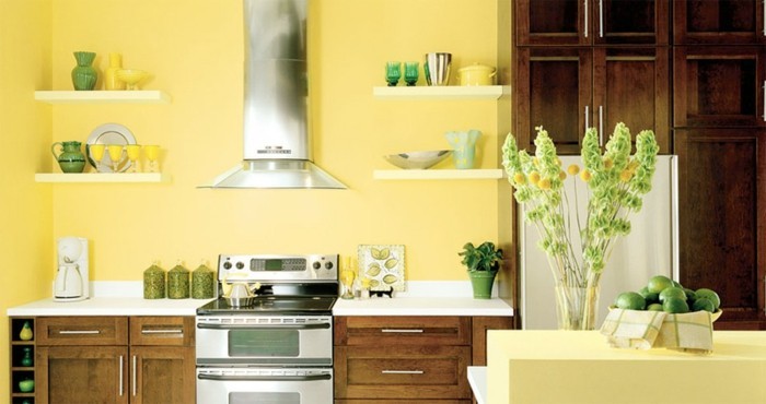 3sublime-suggestion-couleur-peinture-cuisine-jaune-clair-plan-de-travail-blanc-meubles-cuisine-en-bois-élémenta-déco-et-jaune-et-vert