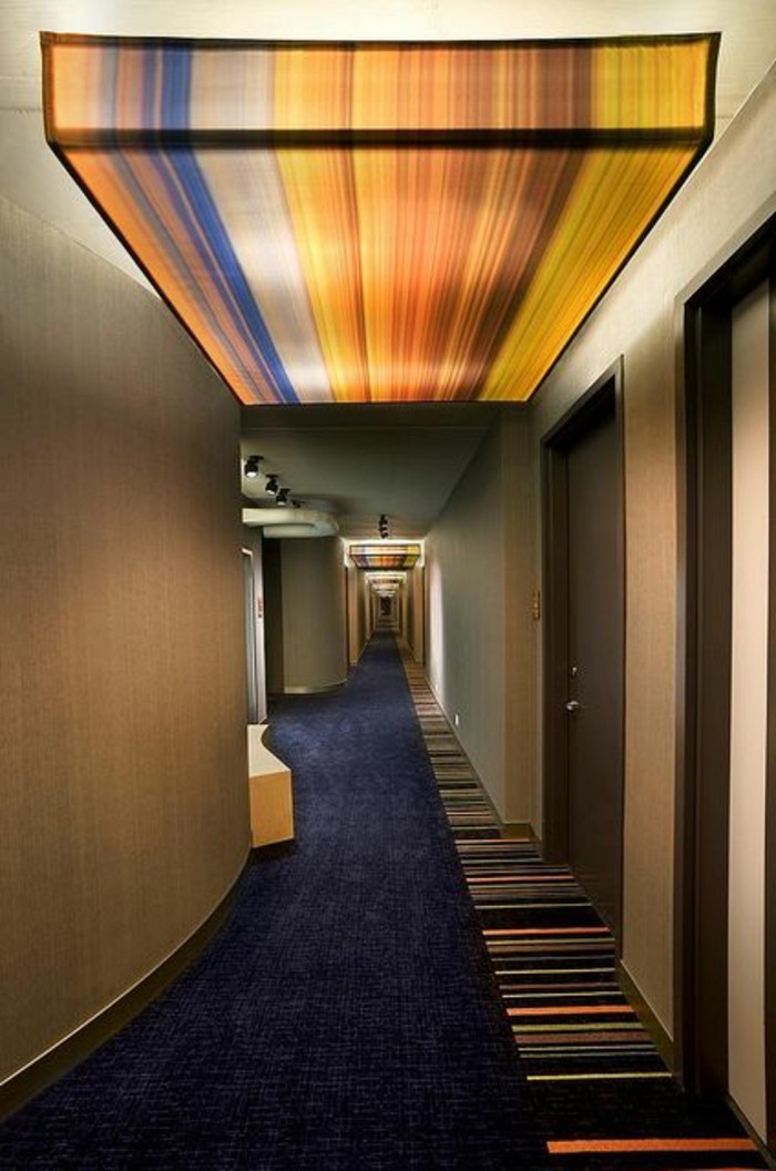 45-long-tapis-de-couloir-eclairage-muticolore-au-plafond