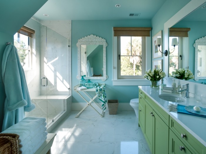 belle-suggestion-salle-de-bain-bleue-cabine-de-douche-gros-miroir-double-vasque-à-encastrer-ambiance-sereine-propice-au-repos