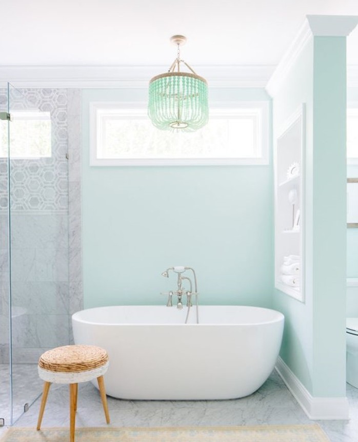 charmante-idee-couleur-salle-de-bain-bleue-nuance-très-douce-baignoire-à-poser-blanche-style-raffiné