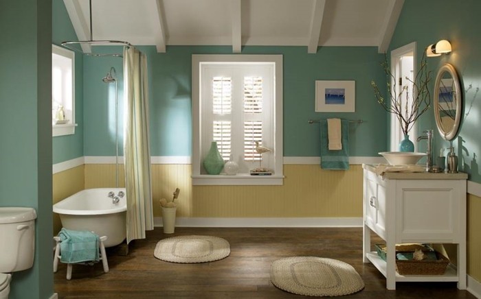 idée-couleur-salle-de-bain-élégante-murs-en-bleu-turquoise-peinture-plafond-salle-de-bain-blanche-baignoire-blanche-à-poser-vasque-à-poser-et-meuble-sous-vasque-déco-charmante