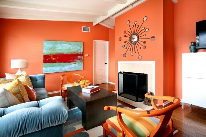idee-peinture-salon-orange-table-en-bois-fauteuils-multicolores-canape-bleu