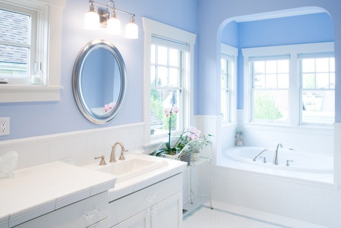jolie-suggestion-salle-de-bain-bleue-couleur-très-douce-qui-incite-à-la-rêverie-baignoire-à-encastrer-et-meubles-salle-de-bain-blancs