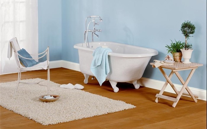 peinture-salle-de-bain-bleue-baignoire-blanche-chaise-blanc-tapis-blanc