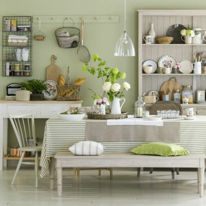suggestion-excellente-couleur-mur-cuisine-vert-pâle-déco-dans-l-esprit-rustique-cuisine-de-campagne-décor-surchargé-d-éléments-décoratifs