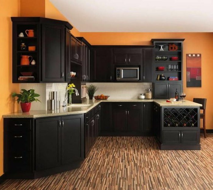 couleur-peinture-cuisine-orange-meubles-cuisine-en-bois-marron-foncé-cuisine-traditionnelle