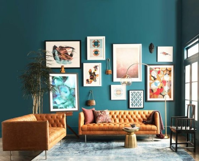 couleur-peinture-salon-bleu-petrole-canapes-orange-modernes-richesse-des-elements-decoratifs