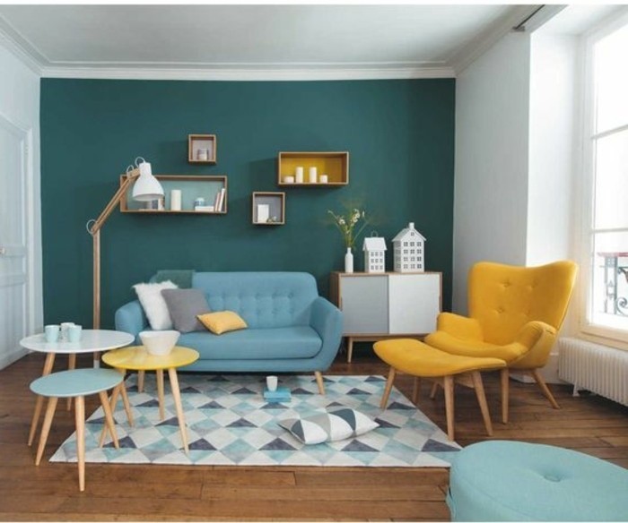 idee-excellente-couleur-peinture-salon-avec-mur-d-accent-bleu-petrole-meubles-et-objets-deco-en-bleu-ciel-et-jaune-style-artistique