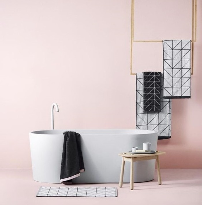 peinture-salle-de-bain-rose-baignoire-à-poser-blanche-déco-sobre-style-simple