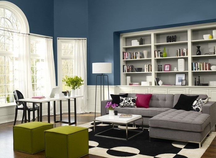 quelle-peinture-choisir-pour-un-salon-spacieux-couleur-mur-salon-bleue-benjamin-moore-etageres-canape-gris-coin-travail