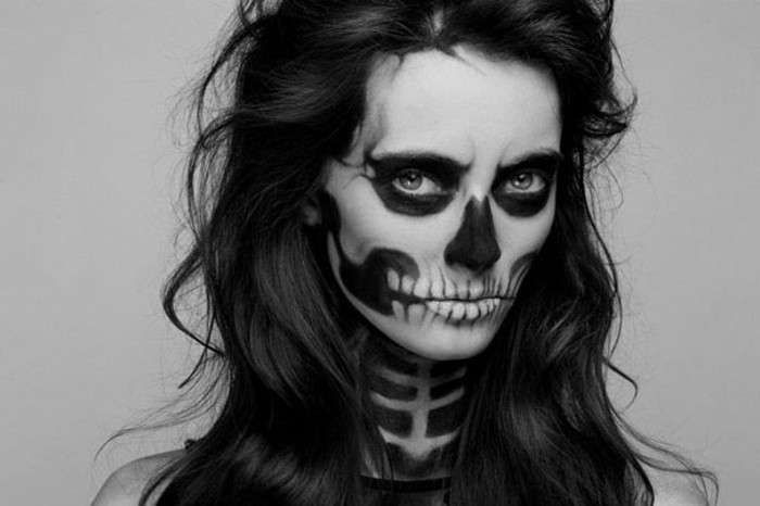 squelette-deguisement-halloween-facile-pour-une-femme-maquillage-halloween-tres-reussi