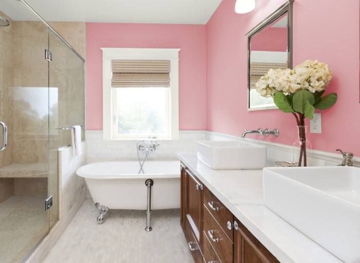 superbe-idée-salle-de-bain-rose-baignoire-à-poser-et-double-vasque-à-poser-style-glamour-raffiné