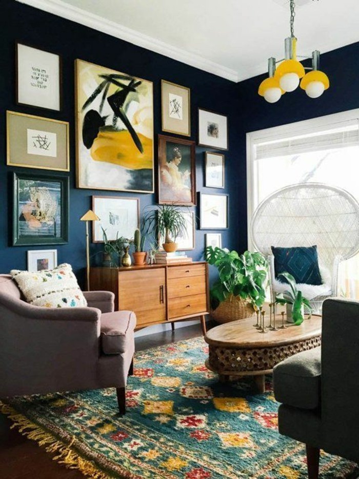 tres-jolie-idee-peinture-salon-en-bleu-marine-richesse-des-elements-decoratifs-meubles-en-bois-grande-creativite