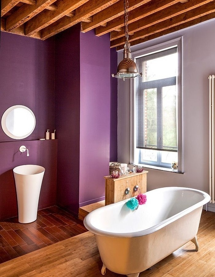 brilliante-idée-salle-de-bain-mauve-baignoire-blanche-à-poser-lavabo-colonne-miroir-rond