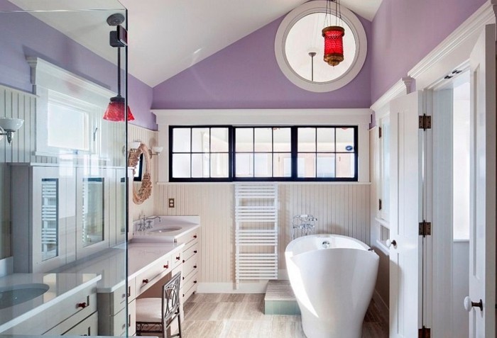 magnifique-salle-de-bain-couleur-violette-baignoire-à-poser-blanche-coiffeuse-blanche