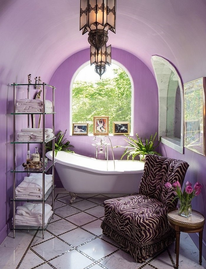 peinture-salle-de-bain-mauve-baignoire-à-poser-étagères-jolie-décoration-salle-de-baon
